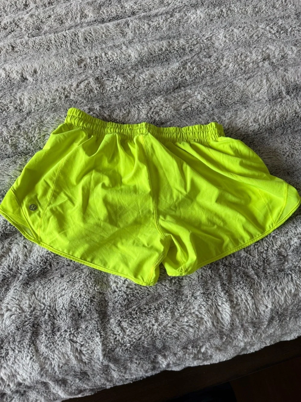 Lululemon highlight Yellow-Green Hotty hot Shorts - Picture 3 of 3